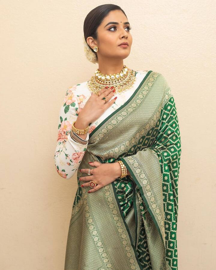 సినిమాల్లోనూ నటిస్తోంది. Photo Credit@Sreemukhi/Instagram