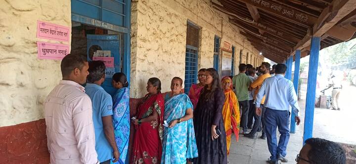 सरपंच पदासाठी 414 जागांसाठी 1193 उमेदवार तर सदस्यपदाच्या 4 हजार 402 जागांसाठी  रिंगणात असलेल्या 8995 उमेदवारांचे भवितव्य आज मशीन बंद होईल.