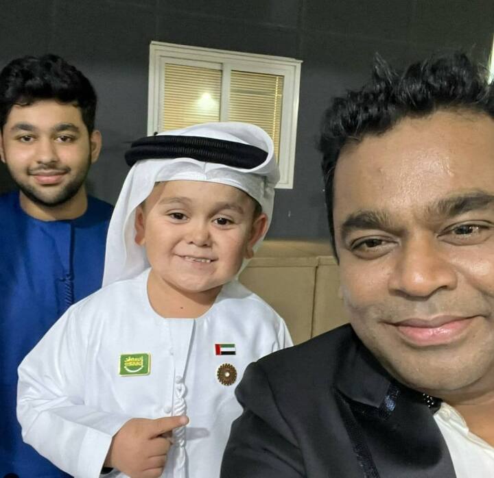 ১৯ বছর বয়সী ইন্টারনেট সেনসেশন আব্দু রজিকের জনপ্রিয়তা আকাশছোঁয়া। তাঁর সঙ্গে ছবি নেই এমন কোনও তারকা নেই।