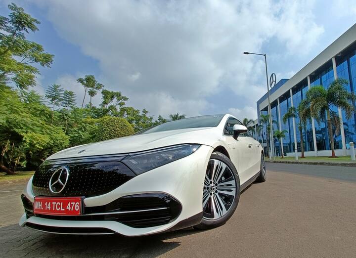 मर्सिडीज-बेंज ने EQS 580 को भारत में अपनी एएमजी सीरीज और भारत में स्थानीय रूप से असेंबल की जा रही पहली इलेक्ट्रिक लग्जरी कार के रूप में लॉन्च किया. EQS 580 की ARAI सर्टिफाइड रेंज 857 km है, जो इसे भारत में सबसे ज्यादा रेंज वाला EV बनाता है. EQS 580 का पॉवरट्रेन में 761bhp की पॉवर और 1020Nm का टार्क जेनरेट करता है. साथ ही इसमें बहुत सारे फीचर्स भी मिलते हैं.