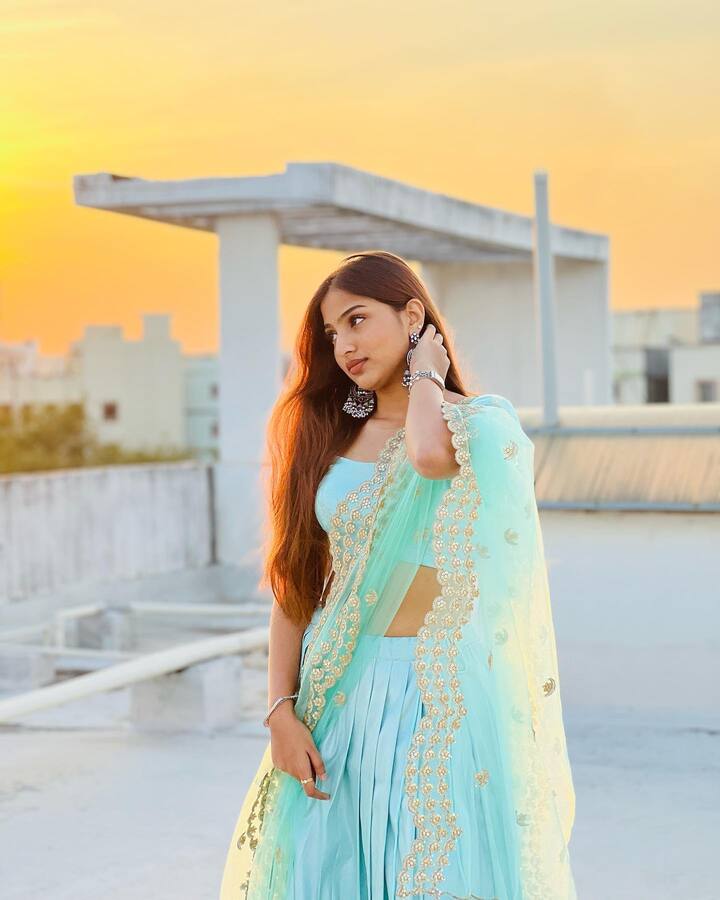 తాజాగా ఈ ముద్దుగుమ్మ పోస్టు చేసిన క్యూట్ ఫోటోలు నెట్టింట్లో తెగ వైరల్ అవుతున్నాయి. Photo Credit: Pranavi Manukonda/Instagram