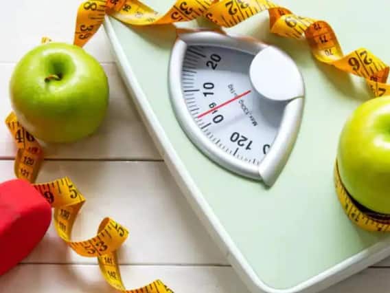 Weight Loss Diet : जिममध्ये जाऊनही वजन कमी होत नाहीये? 'या' सुपरफूड्सचा आहारात समावेश करा; काही दिवसांतच फरक जाणवेल Weight Loss Diet : जिममध्ये जाऊनही वजन कमी होत नाहीये? 'या' सुपरफूड्सचा आहारात समावेश करा; काही दिवसांतच फरक जाणवेल