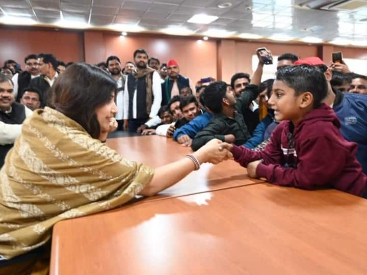 मैनपुरी उपचुनाव (Mainpuri Bypoll) में डिंपल यादव (Dimple Yadav) की जीत के बाद समाजवादी पार्टी (Samajwadi Party) प्रमुख अखिलेश यादव (Akhilesh Yadav) पहली बार शनिवार को सैफई (Saifai) पहुंचे.