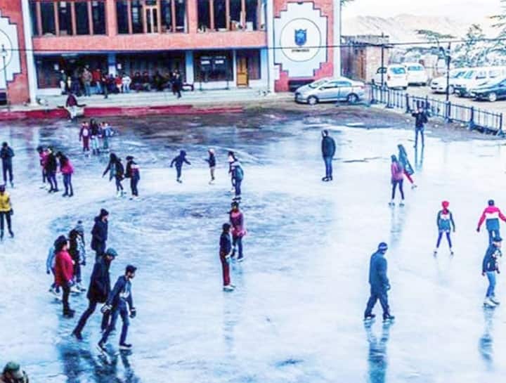 Himachal Pradesh Tourists enjoy Ice skating in Shimla for Rs 300 Before Snow ANN Himachal Pradesh News: शिमला में बर्फबारी से पहले लें आइस स्केटिंग का मजा, जानें कितना पैसा करना होगा खर्च