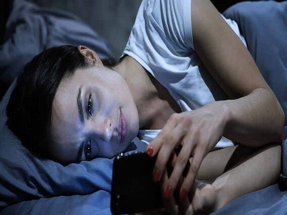 6 Late-night Habits Ruining Your Sleep Sleep Ruining Habits: ટાઇમપાસના ચક્કરમાં ઊંઘ ખરાબ કરે છે આ આદતો, સમયસર નહી સુધર્યાં તો થઈ શકે છે અનેક સમસ્યાઓ