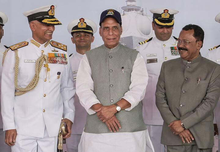 आयएनएस मुरगाव ही जगातील सर्वाधिक अत्याधुनिक क्षेपणास्त्र वाहक युद्धनौकांपैकी एक आहे, असे ते म्हणाले. यामध्ये 75 टक्क्यांपेक्षा जास्त देशी बनावटीची सामग्री असलेली ही युद्धनौका म्हणजे युद्धनौकांची रचना आणि उत्पादन यामध्ये भारताने मिळवलेल्या प्राविण्याचा दाखला आहे आणि देशी बनावटीच्या संरक्षण उत्पादनांमध्ये वाढणाऱ्या क्षमतेचे झळाळते उदाहरण आहे, असे राजनाथ सिंह म्हणाले. आपल्या देशाच्या त्याचबरोबर आपल्या मित्र देशांच्या सध्याच्या आणि भविष्यातील गरजांची ही युद्धनौका पूर्तता करेल, असा विश्वास त्यांनी व्यक्त केला.