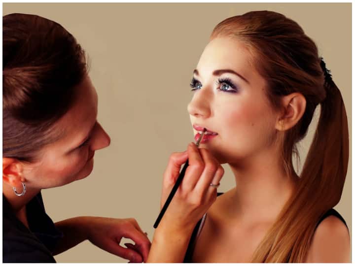 Make-up करना पसंद है तो इसे ऐसे बनाएं कमाई का जरिया... ये हैं वो तरीकें, जिनसे आने लगेगी मोटी इनकम How to make career as make-up artist scope course salary Make-up करना पसंद है तो इसे ऐसे बनाएं कमाई का जरिया... ये हैं वो तरीकें, जिनसे आने लगेगी मोटी इनकम
