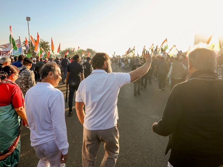 उनका परिवार राजस्थान के कोटा भी आया और उनसे मध्य प्रदेश के सीधी स्थित अपने घर लौटने की गुजारिश की,  लेकिन उन्होंने इनकार करते हुए उन्हें याद दिलाया कि वह कांग्रेस के पुराने योद्धा हैं, जो 60 साल से अधिक समय से पार्टी के साथ हैं.