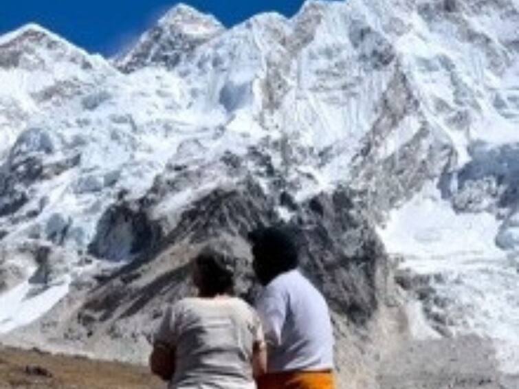 Viral Video: Elderly Couple Fulfils Lifetime Wish Of Visiting Mount Everest watch the video Viral Video: পাহাড়ের টানে বাধ মানেনি বয়স, আশির দোরগোড়ায় পৌঁছে মাউন্ট এভারেস্ট দর্শন দম্পতির