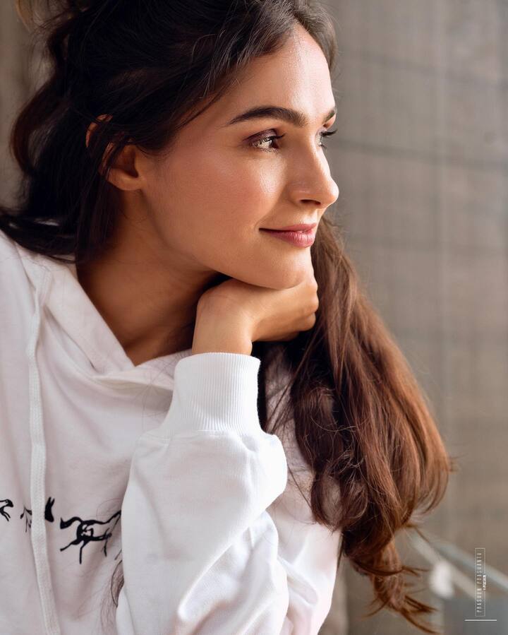 అందంలోనూ ఎవరికీ ఏమాత్రం తీసిపోదు. -Image Credit: Andrea Jeremiah/Instagram