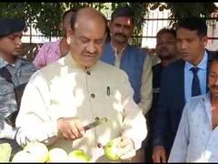 सड़क पर घूमे लोकसभा अध्यक्ष ओम बिरला, अमरूद और सीताफल खाया, दुकानदारों को दी इन योजनाओं की जानकारी