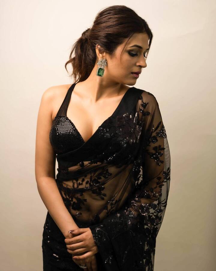 જિદ એક્ટ્રેસ શ્રદ્ધા દાસ પોતાના ગ્લેમર લૂકના કારણે જાણીતી છે. અભિનેત્રી અવારનવાર પોતાની બોલ્ડ અને હોટ તસવીરો શેર કરતી રહે છે.