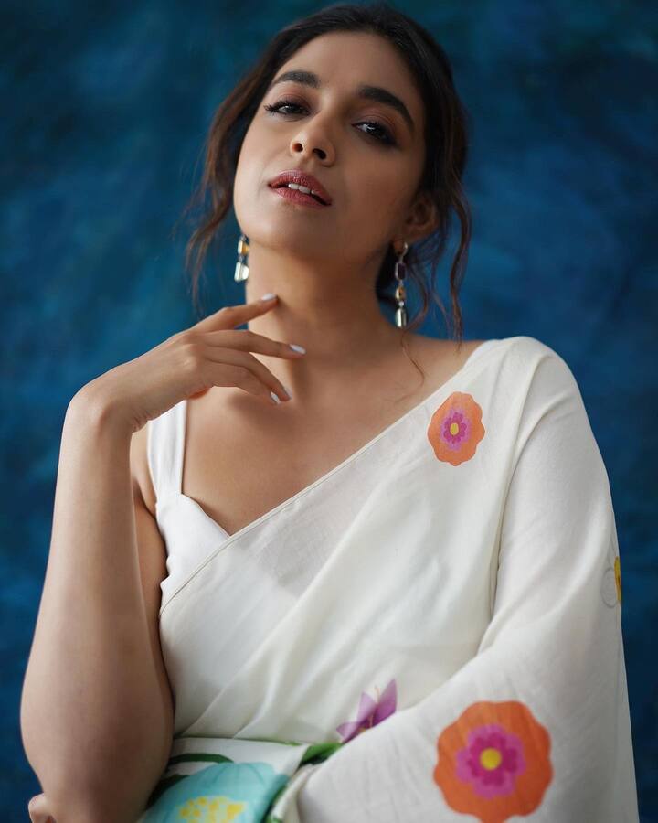 இவர், பூ போட்ட வெள்ளை புடவை கட்டியது போன்று சில புகைப்படங்களை வெளியிட்டுள்ளார்