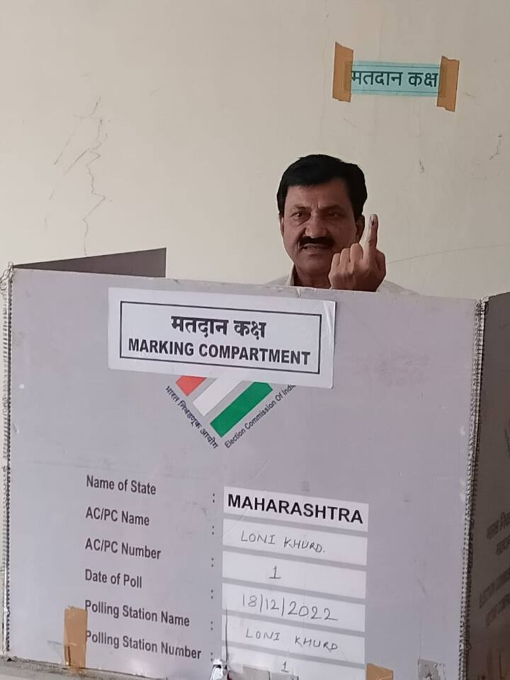 तर भाजप आमदार बबनराव लोणीकर यांनी देखील आपल्या लोणी गावात मतदानाचा हक्क बजावला.