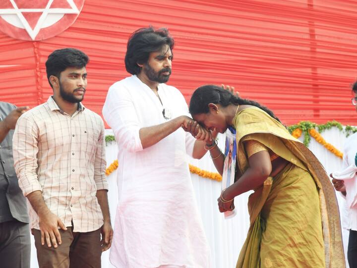 పవన్ వద్ద తమ ఆవేదన తెలియజేస్తున్న కౌలు రైతు కుటుంబం