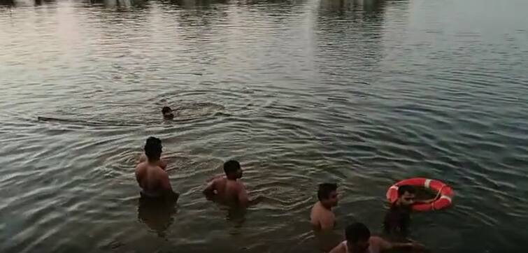 Vadodara: 2 students of Parul University in Vadodara died after drowning in the lake Vadodara: વડોદરાની પારૂલ યુનિવર્સિટીના 2 વિદ્યાર્થીના તળાવમાં ડૂબી જવાથી મોત