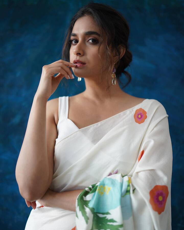 సౌత్ ఇండియన్ టాప్ హీరోయిన్ గా కొనసాగుతోంది కీర్తి సురేష్. Photo Credit: Keerthy Suresh/ instagram