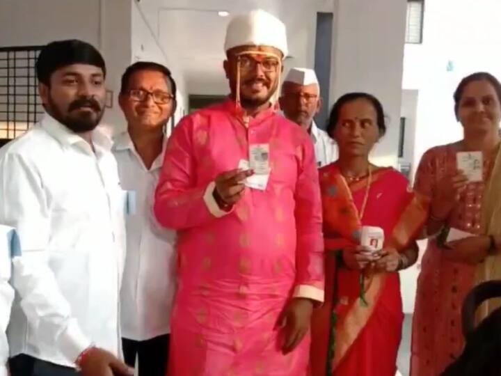 साकुर येथील वीरभद्र मतदान केंद्रावर जात  नवरदेवाने मतदान केले असून लग्नाला येण्यापूर्वी मतदान करून या असं आवाहन देखील केलं आहे.