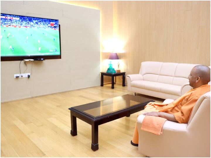 fifa world cup cm yogi adityanath watching final match at his residence FIFA World Cup Final: सीएम योगी पर भी छाया फीफा वर्ल्ड कप का खुमार, टीवी पर फाइनल मैच देखते शेयर की तस्वीर