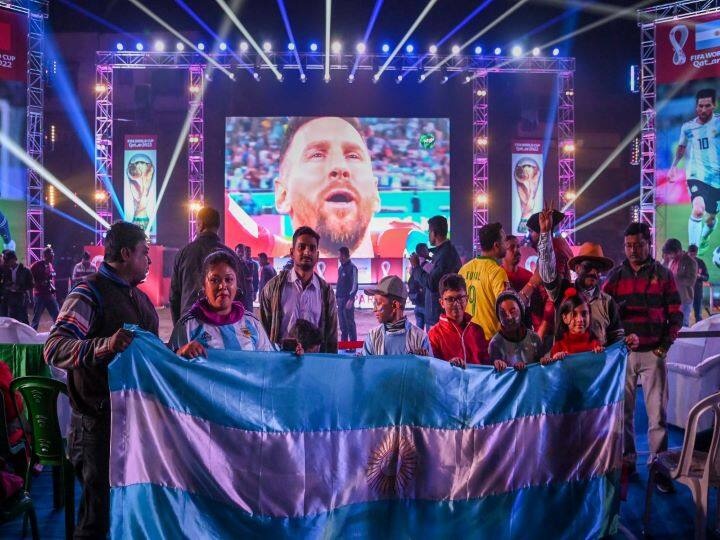 फीफा वर्ल्ड कप फाइनल को लेकर भारत में भी कई शहरों में लोगों के बीच गजब का उत्साह देखा गया. फाइनल मैच अर्जेंटीना और फ्रांस के बीच खेला गया, जिसमें अर्जेंटीना ने फ्रांस को हरा दिया है.