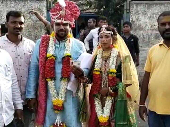 कोल्हापुर जिल्ह्यातील पट्टण कोडोली येथे वल्लभ चंद्रकांत भोसले आणि श्रीदेवी वल्लभ भोसले या नवदांपत्य लग्नाच्या बोहल्यावर चढताच काही वेळातच येथील ग्रामपंचायत निवडणुकीसाठी प्रभाग क्रमांक 4 मधुन आपला मतदानाचा पवित्र हक्क बजावला आहे.