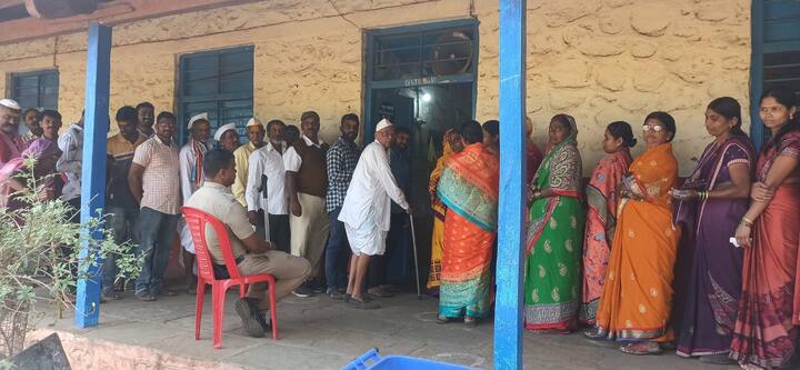 हातकणंगले तालुक्यातील पट्टणकोडोलीत मतदानासाठी मतदारांची लागलेली रांग