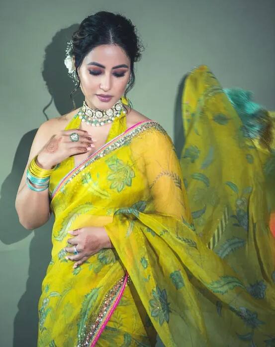 આ પીળી શિફોન સાડીમાં હળવા રંગની ફ્લોરલ પ્રિન્ટ છે જે સાડીને વધુ અનોખી બનાવી રહી છે. સાડીની બોર્ડર અને હેમલાઈન સિલ્વર સ્ટોનથી વર્ક કરવામાં આવી છે.