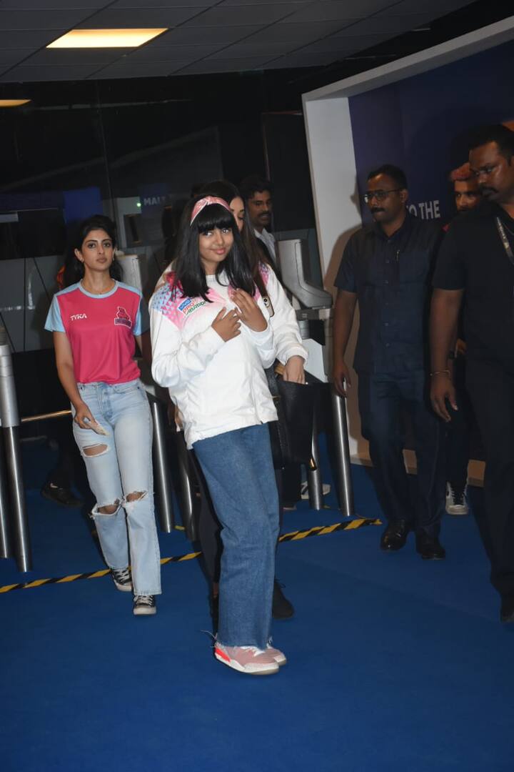 सोशल मीडिया पर सभी तस्वीरें काफी वायरल हो रही हैं. अभिषेक, ऐश्वर्या और आराध्या अपनी टीम के विनर बनने से काफी एक्साइटेड नजर आ रहे हैं.