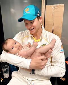 Photos: गाबा टेस्ट में साउथ अफ्रीका को हराने के बाद अपने-अपने बच्चों के साथ दिखे ऑस्ट्रेलियाई खिलाड़ी, तस्वीरें वायरल