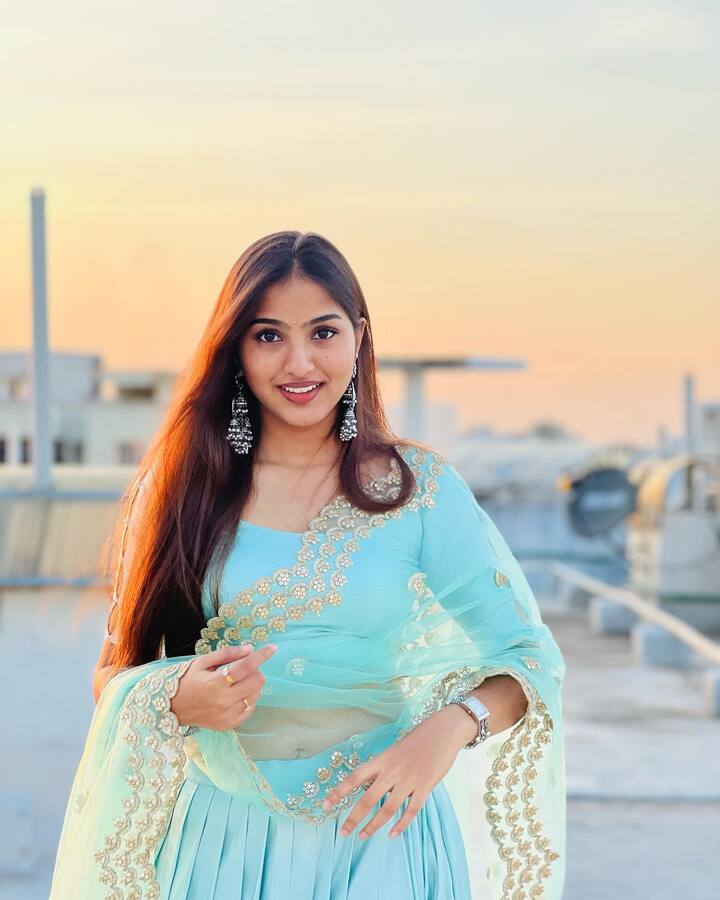 బాల నటిగా మంచి గుర్తింపు తెచ్చుకున్న బ్యూటీ ప్రణవి మానుకొండ. Photo Credit: Pranavi Manukonda/Instagram