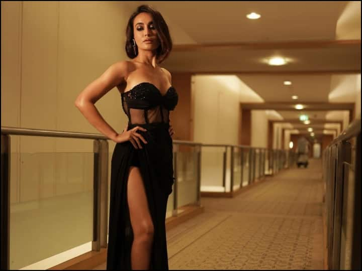 TV Actresses Bodycon Gowns: छोटे पर्दे की एक्ट्रेस बहू से बेब्स हो गई हैं, फैशन और स्टाइल के मामले में भी ये कम नहीं हैं. ट्रेडिंग बॉडीकॉन ड्रेस में इन हसीनाओं की अदाएं आपके होश उड़ा देंगी.