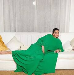 ਸੋਫੇ 'ਤੇ ਬੈਠ ਕੇ ਸੋਨਮ ਕਪੂਰ ਨੇ ਗ੍ਰੀਨ ਗਾਊਨ 'ਚ ਦਿੱਤੇ ਸਟਾਈਲਿਸ਼ ਪੋਜ਼ , ਸ਼ੇਅਰ ਕੀਤੀਆਂ ਤਸਵੀਰਾਂ