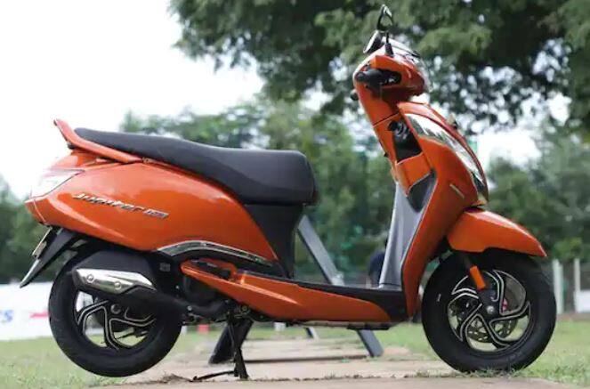 TVS ਜੁਪੀਟਰ ਸਕੂਟਰ, 110cc ਇੰਜਣ ਦੁਆਰਾ ਸੰਚਾਲਿਤ, 62kmpl ਦੀ ਮਾਈਲੇਜ ਦਿੰਦਾ ਹੈ। ਤੁਸੀਂ ਇਸਨੂੰ 53,741 ਰੁਪਏ ਦੀ ਐਕਸ-ਸ਼ੋਰੂਮ ਕੀਮਤ 'ਤੇ ਘਰ ਲੈ ਜਾ ਸਕਦੇ ਹੋ। TVS Jupiter ਵੀ ਇੱਕ ਉੱਚ ਮੰਗ ਵਾਲਾ ਸਕੂਟਰ ਹੈ।