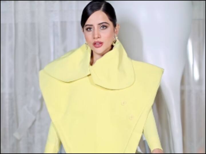 urfi javed gets brutally trolled for wearing weird outfit netizens calls her samosa see reactions 'समोसा बनकर बैठी है...' अजीब कपड़ों के लिए Urfi Javed फिर हो गईं ट्रोल, यूजर्स ने लिए मजे