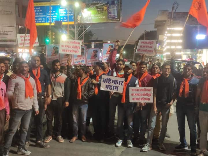 Pathan Controversy: फिल्म पठान का जोधपुर में भी विरोध, VHP और बजरंग दल ने जलाए शाहरुख-दीपिका के पोस्टर Protest film Pathan in Jodhpur Bajrang Dal VHP burnt posters of Shah Rukh Khan and Deepika Padukone ann Pathan Controversy: फिल्म पठान का जोधपुर में भी विरोध, VHP और बजरंग दल ने जलाए शाहरुख-दीपिका के पोस्टर