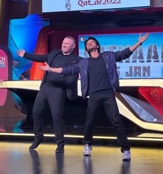 बॉलीवुड एक्टर शाहरुख खान....भी फीफा मैच देखने के लिए ही नहीं बल्कि पठान को प्रमोट करने के लिए भी वहां पहुंचे थे. एक्टर ने यहां वेन रूनी को अपना सिग्नेचर पोज भी सिखाया.