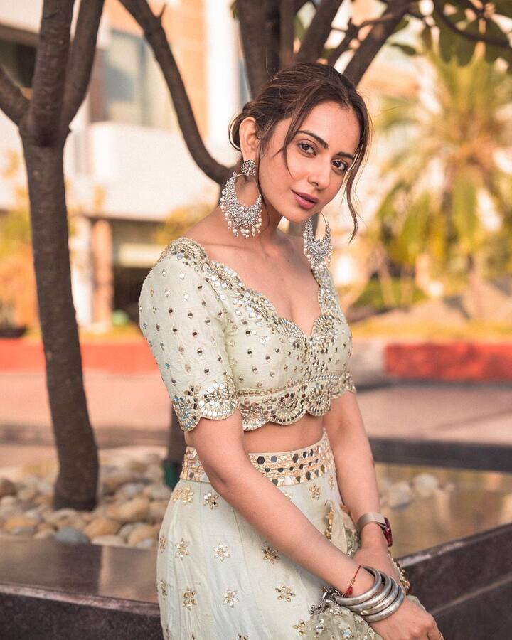 फोटोंमध्ये, अभिनेत्रीने भारी सिक्वेन्ससह मोती कलरचा लेहेंगा परिधान केलेला दिसत आहे. (फोटो सौजन्य :rakulpreet/इंस्टाग्राम)