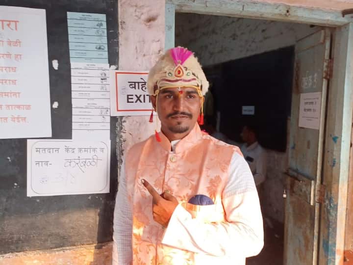 करमळी गावातील रहिवासी संतोष पाटील यांचा मतदान दिवशी विवाह होता विवाह झाल्यानंतर लगेचच मतदान केंद्रामध्ये येत संतोष पाटील यांनी आपल्या मतदानाचा हक्क बजावला.