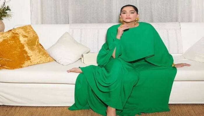 Sonam Kapoor Green Gown : ਬਾਲੀਵੁੱਡ ਅਭਿਨੇਤਰੀ ਸੋਨਮ ਕਪੂਰ ਹਾਲ ਹੀ 'ਚ ਮਾਂ ਬਣੀ ਹੈ ਅਤੇ ਮਾਂ ਬਣਨ ਦੇ ਵਿਚਕਾਰ ਅਦਾਕਾਰਾ ਨੇ ਕੰਮ 'ਤੇ ਵੀ ਵਾਪਸੀ ਕੀਤੀ ਹੈ। ਹਾਲ ਹੀ 'ਚ ਸੋਨਮ ਨੇ ਗ੍ਰੀਨ ਗਾਊਨ 'ਚ ਤਸਵੀਰਾਂ ਸ਼ੇਅਰ ਕੀਤੀਆਂ ਹਨ।