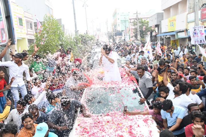 పవన్ పై పూల వర్షం కురిపించిన అభిమానులు