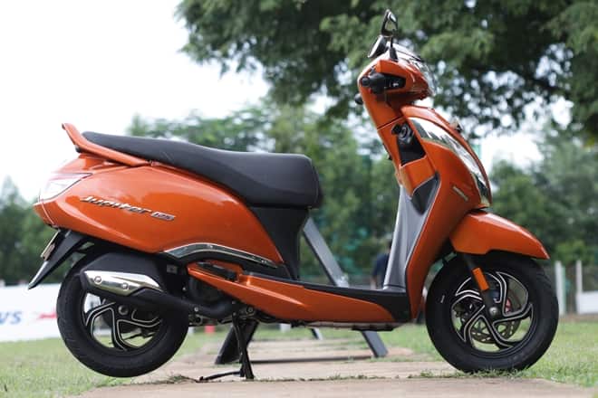 टीवीएस जुपिटर स्कूटर, 110cc इंजन के साथ 62kmpl का माइलेज देने की क्षमता रखता है. इसे आप 53,741 की एक्स-शोरूम कीमत पर घर ले जा सकते हैं. टीवीएस जुपिटर भी हाई डिमांड वाला स्कूटर है.