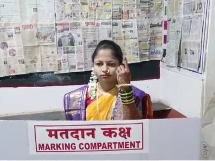 कणकवली तालुक्यातील लोरे गावातील गीता तेली या युवतीचे तिच्या गावापासून दूर 70 किमी वर लग्नमंडपात पोचण्याची धावपळ असतानाच नववधू होण्यासाठी चाललेल्या या युवतीने मतदानाला पहिले प्राधान्य दिले. वऱ्हाडी मंडळीसह ही नवरी थेट मतदान केंद्रावर पोचली. मतदान करून नंतरच ही युवती वऱ्हाडी मंडळीसह बोहल्यावर चढण्यासाठी रवाना झाली.