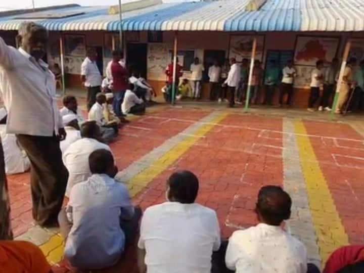 राज्यातील विविध जिल्ह्यांतील 7 हजार 751 ग्रामपंचायतींच्या सदस्यपदांसह थेट सरपंचपदाच्या सार्वत्रिक निवडणुकीसाठी आज मतदान सुरु आहे. सकाळी 7.30 वाजता सुरु झालेली ही मतदान प्रक्रिया संध्याकाळी 5.30 वेळेपर्यंत सुरू राहणार आहे. ग्रामपंचायतींच्या या निवडणुकीत नागरिकांमध्ये चांगलाच उत्साह पाहायला मिळत आहे.