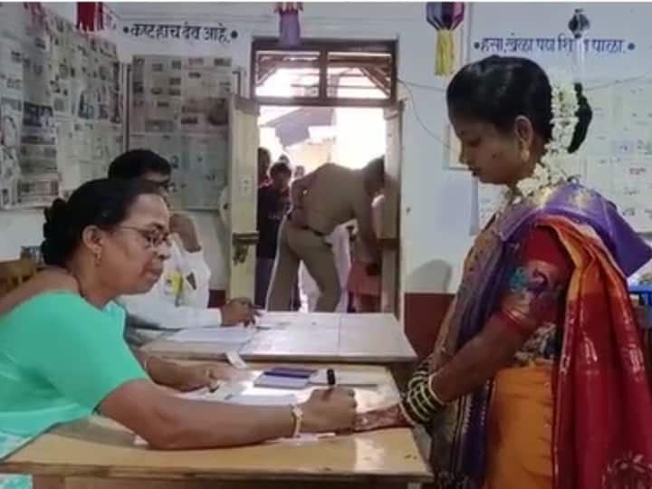 यातच तळकोकणातील एका नववधूने आपल्या विवाहाच्या मुहूर्तापेक्षा मतदानाच्या हक्काला प्राधान्य देऊन मतदानाबद्दल गंभीर नसलेल्या लोकांच्या डोळ्यात अंजन घातलं आहे.