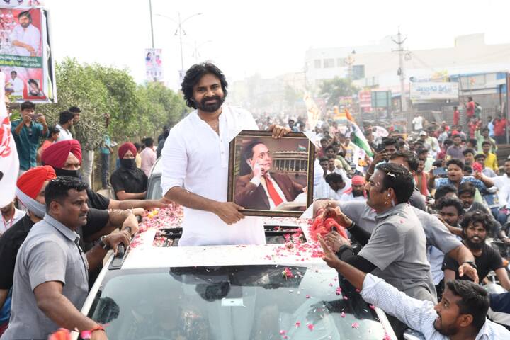 పవన్ కు అంబేడ్కర్ చిత్రపటం అందించిన అభిమాని