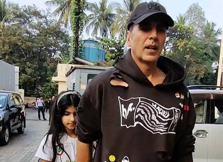 Akshay Kumar takes daughter Nitara for screening of Avatar The Way Of Water video viral on social media दूसरी बार Avatar 2  देखने के लिए थिएटर पहुंचे Akshay Kumar, बेटी नितारा भी आईं नजर, वायरल हुआ वीडियो