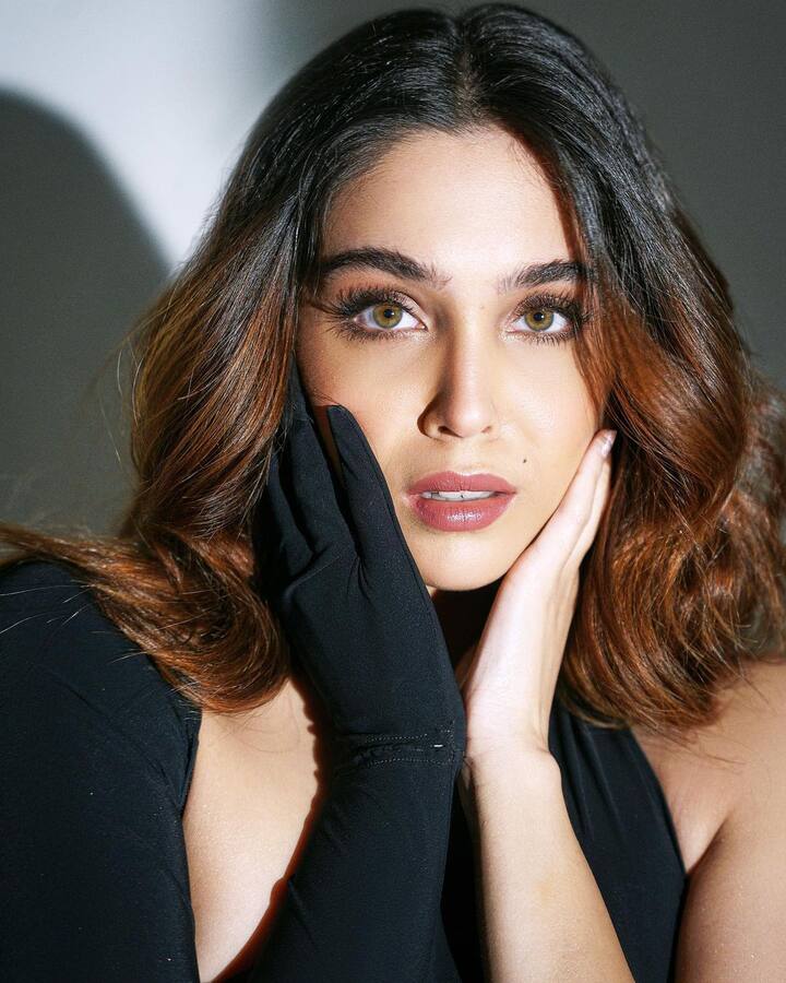 शर्वरी वाघची ही छायाचित्रे पाहून चाहते तिची जबरदस्त प्रशंसा करत आहेत. (फोटो सौजन्य :sharvari/इंस्टाग्राम)