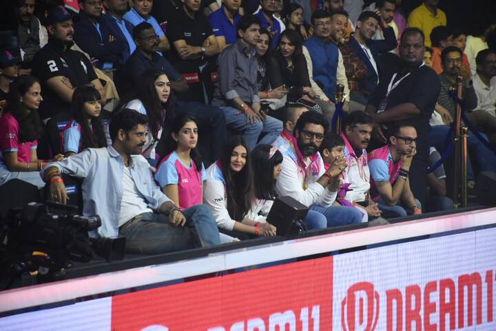 कबड्डी टीम को चीयर करने के लिए अभिषेक अपनी पत्नी और बेटी के साथ स्टेडियम में बैठे दिखाई दे रहे हैं.