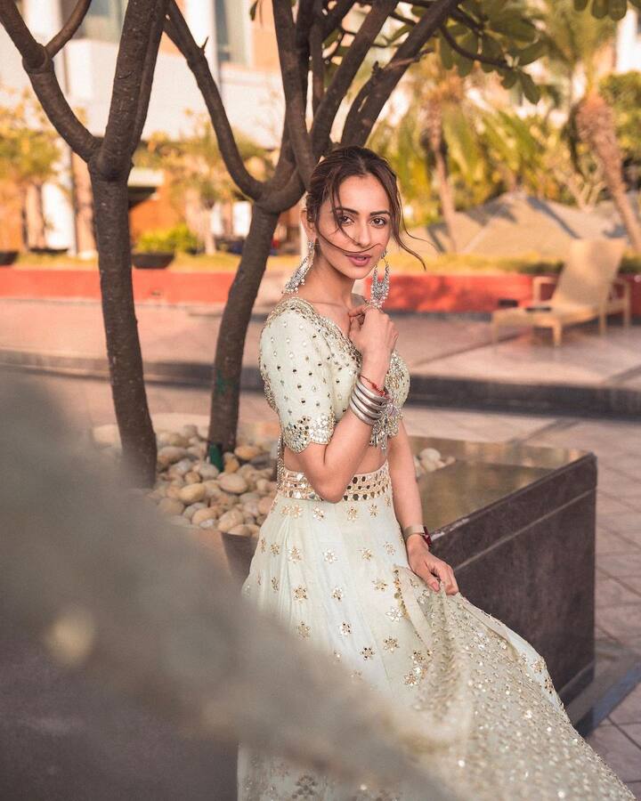अभिनेत्री तिच्या लूकमुळे खूप चर्चेत असते. आता पुन्हा एकदा अभिनेत्रीची स्टायलिश स्टाईल दिसून आली आहे.(फोटो सौजन्य :rakulpreet/इंस्टाग्राम)