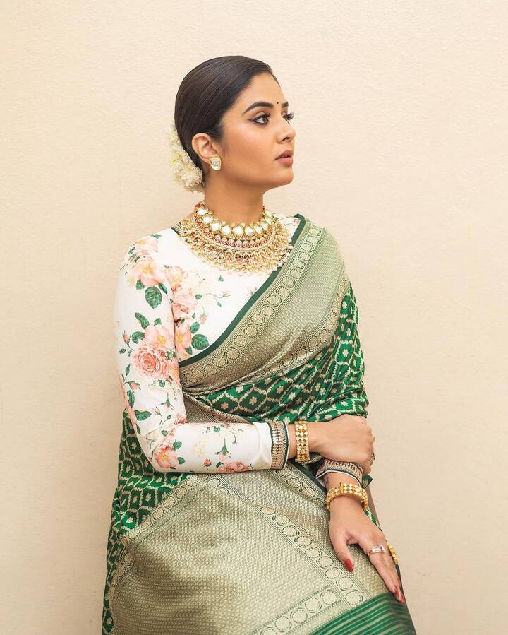 లేటెస్ట్ ఫోటోస్ తో ఆకట్టుకుంటుంది.Photo Credit@Sreemukhi/Instagram